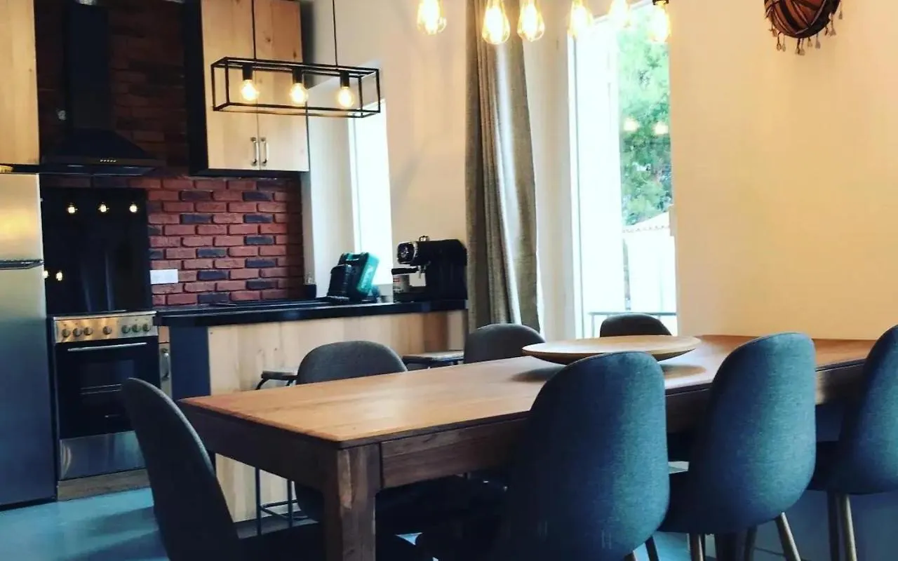Appartement Chaleureux Et Atypique Avec Jardin A Marseille By Weekome Francja